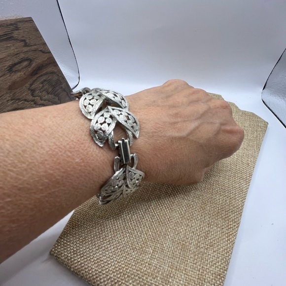 Silver Articulated Leaf Pattern Bracelet Signed Judy Lee fold over clasp closure - Picture 10 of 12